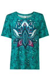 Türkisfarbenes Viskose-Mix-Shirt mit rundem Ausschnitt und kurzem Arm, großflächigem Mandala-Blumenmuster in Weiß, Dunkelblau und Magenta, Hintergrund ebenfalls mit floralem Muster verziert.