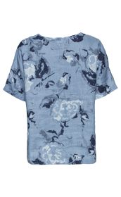 Leinen-Bluse in Hellblau mit dunkelblauem und weißem abstraktem Blumenmuster, kurzer weiter Ärmel, Rundhalsausschnitt, Rückansicht auf weißem Hintergrund