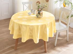 Runder Holztisch mit gelber Baumwoll-Tischdecke DM180, dezent mit weißen Blumenmuster, dekoriert mit Glasvase voller bunter Schnittblumen, zwei weiße Stühle, helle Wohnraum-Atmosphäre, Holzboden und Fenster im Hintergrund