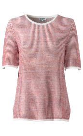 Baumwoll-Pullover mit kurzen Ärmeln, rundem Ausschnitt, feinem Rippstrickmuster in Rot- und Weißtönen, leicht tailliert und mit weißen Abschlüssen an Ärmeln und Saum.