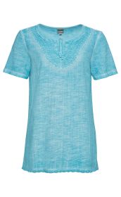 Baumwoll-Bluse in Hellblau mit kurzen Ärmeln, rundem Ausschnitt und dekorativer Spitzenstickerei sowie kleinen Knöpfen vorne am Halsabschluss, leicht strukturierter Stoff, gerader Schnitt, Saum mit Spitzenbordüre.