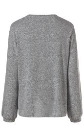 Rückansicht eines grauen Viskose-Mix-Shirts mit langen Ärmeln und elastischen Bündchen, schlichte und weiche Strickoptik, gerader Saumabschluss.
