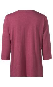 Rückansicht eines einfarbigen, dunkelroten Baumwoll-Shirts mit 3/4-Ärmeln und rundem Halsausschnitt, ohne Muster oder Aufdruck, schlichtes Design, leichte Struktur im Stoff sichtbar