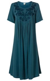 Blaugrünes Viskosekleid mit kurzen Ärmeln, Rundhalsausschnitt, aufwendiger schwarzer Stickerei und Plisseefalten auf der Brust, locker fallend, knieumspielende Länge