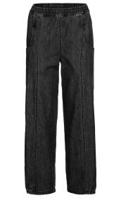 Schwarze Baumwoll-Hose mit elastischem Bund und Saum, seitlichen Eingrifftaschen, geradem Schnitt und sichtbaren Nähten, freistehend auf weißem Hintergrund.