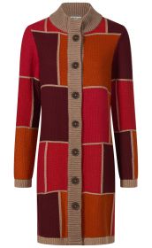 lange gestrickte Strickjacke mit Knopfleiste, farbige Blockmuster in Rot, Dunkelrot, Orange und Beige, Rundhalskragen und Bündchen, strukturierte Oberfläche