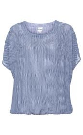 blaue Viskose-Bluse mit kurzem Ärmel, rundem Ausschnitt, elastischem Saum, feinem Muster aus kleinen weißen Kreisen und Punkten, locker geschnitten