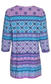 Baumwoll-Shirt Rückansicht, 3/4-Ärmel, gemustert mit floralen und ornamentalen Streifen in Violett, Blau und Hellblau, leicht taillierter Schnitt, dezenter Rundhalsausschnitt.