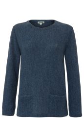 blauer Pullover aus Alpakawolle mit Rundhalsausschnitt, langen Ärmeln und zwei kleinen aufgesetzten Taschen vorne, schlichtes Design, feine Strickstruktur, gerade Passform