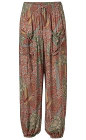 Viskose-Hose mit elastischem Bund und Tunnelzug, zwei Seitentaschen mit Bindebändern, locker geschnitten, elastischer Beinabschluss, gemustert mit floralen und ornamentalen Paisley-Elementen in Rot, Grün, Beige und Grau