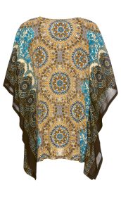 Modal-Bluse aus leichtem Modalstoff mit weitem Schnitt, großer bunter Mandala- und Blumenmuster-Mix in Blau, Ocker, Braun und Weiß, asymmetrischem Saum, locker fallend und ärmellos.