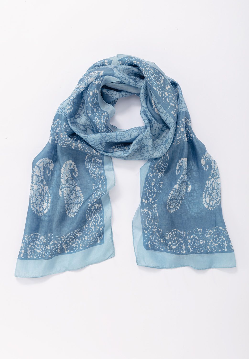Seiden-Schal 180x50cm, blau mit hellblauem Rand, Paisley-Muster in Weiß, leicht transparent, locker gelegt auf weißem Hintergrund