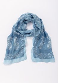 Seiden-Schal 180x50cm, blau mit hellblauem Rand, Paisley-Muster in Weiß, leicht transparent, locker gelegt auf weißem Hintergrund