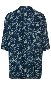 Rückansicht einer dunkelblauen Viskose-Bluse mit lockerem Schnitt, 3/4-Ärmeln und hellblau-weißem Blumenmuster aus zarten Blättern und Blütenzweigen