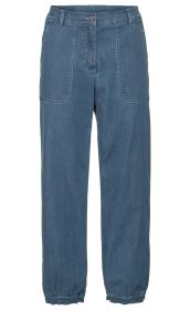 blaue Lyocell-Hose mit geradem Schnitt, breitem Bund, Knopfverschluss, aufgesetzten Taschen vorne und elastischen Bündchen am Beinabschluss, leichte Denim-Optik