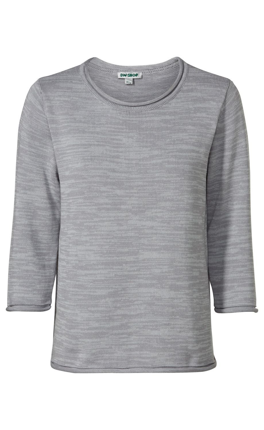 Hellgrauer Baumwoll-Pullover mit 3/4-Ärmeln, rundem Halsausschnitt, leichter Struktur und schlichtem Design, freigestellt auf weißem Hintergrund