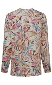 Rückansicht einer langärmligen Bluse mit buntem, abstraktem Blattmuster in Rosa, Blau, Grün, Gelb und Braun auf hellem Untergrund, mit Knöpfen an den Manschetten und Kellerfalte in der Mitte des Rückens.