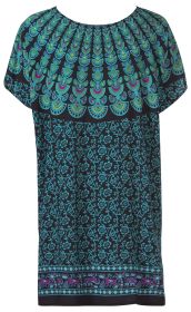 Viskose-Kaftan mit rundem Ausschnitt, schwarzem Hintergrund, buntem Muster in Blau, Grün und Pink, obere Hälfte mit bogenförmigen Mustern, untere Hälfte mit filigranen floralen Ornamenten und Bordüre mit ethnischem Design