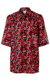 Viskose-Mix-Bluse mit halbtransparentem Stoff, halblangen Ärmeln, durchgehender Knopfleiste und floralem Muster in Rot-, Orange- und Schwarztönen.