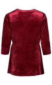 Rückenansicht eines dunkelroten Viskose-Shirts mit dreiviertel langen Ärmeln, abgerundetem Saum und einem breiten Schulterpasse aus weichem, leicht glänzendem Stoff