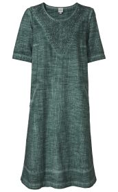 Baumwoll-Kleid in grün mit kurzärmeliger, locker fallender Passform, strukturiertem Stofflook und dekorativer, floraler Spitzenapplikation am Rundhalsausschnitt