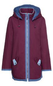 Baumwoll-Jacke in Dunkelrot mit hellblauen Akzenten, durchgehendem Reißverschluss, Kapuze mit Kordelzug und zwei aufgesetzten Taschen mit Druckknopfverschluss.