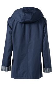 Baumwoll-Jacke in Marineblau mit Kapuze, lange Ärmel mit umgeschlagenen Bündchen in Blau-Weiß-Streifen, Rückansicht, mittellang, gerader Schnitt, leichte Struktur, ohne sichtbare Verschlüsse.