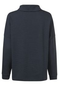 Rückansicht eines schwarzen Baumwoll-Shirts mit feinen horizontalen Rippstrukturen, langärmlig, mit hohem Stehkragen und elastischen Bündchen an den Ärmeln, gerade geschnitten.
