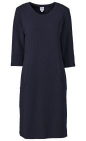 dunkelblaues Baumwoll-Kleid mit 3/4-Ärmeln, Rundhalsausschnitt, gerader Passform und sichtbaren Nahtdetails, knielang