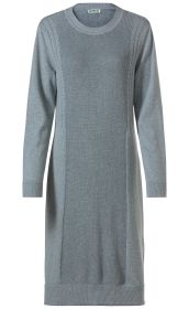 Baumwoll-Mix-Kleid in Hellgrau mit Langarm, Rundhalsausschnitt, geradem Schnitt, seitlichen Zopfmuster-Strickdetails und Rippbündchen an Ärmeln und Saum