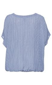 Rückansicht einer kurzärmeligen Viskose-Bluse mit blau-weißem, kleinem geometrischem Muster und elastischem Saum in lockerem Schnitt