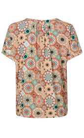 Viskose-Bluse mit kurzem Arm, rückseitigen Falten, bunter geometrischer Musterung in Beige, Terrakotta, Türkis und Weiß, locker geschnitten, Rundhalsausschnitt, leichte Textur