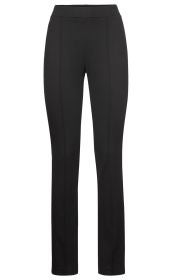 Schwarze Viskose-Mix-Hose mit geradem Bein, elastischem Bund und sichtbarer Bügelfalte, ohne sichtbare Taschen oder Verschlüsse, glatte Oberfläche, klassische Passform.