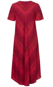 Rückansicht eines roten Viskose-Kleides mit kurzem Arm, A-Linien-Schnitt und diagonalen, wellenförmigen Mustern in verschiedenen Rot- und Pinktönen