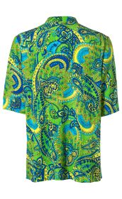 Rückansicht einer Viskose-Bluse mit kurzem Arm, grünem Grund und buntem Paisley-Muster in Blau, Gelb und Hellgrün, locker geschnitten, mit klassischem Hemdkragen.