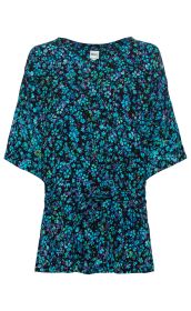 Viskose-Bluse mit kurzem Fledermausärmel, schwarzer Grundfarbe und intensiv blau-violettem Blumenmuster, mit Taillenband zum Binden, Rundhalsausschnitt, leichte, fließende Qualität.