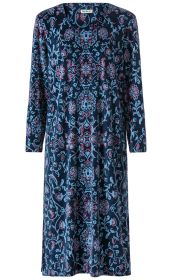 Baumwoll-Hauskleid langärmelig in Dunkelblau mit floralem Muster in Hellblau und Rosa, rundem Ausschnitt, knie- bis wadenlang, bequeme, lockere Passform