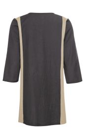 Baumwoll-Mix-Tunika Rückansicht, dunkelgrau mit beigen Seitenstreifen, 3/4-Arm, gerade geschnitten, schlichtes Design, knielang, weiche Stoffqualität, für lässigen Alltagslook geeignet