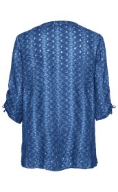 Baumwoll-Mix-Bluse in Dunkelblau mit floralem Lochmuster, langer Rückenansicht, 3/4-langen Ärmeln mit Krempelband, lockere Passform