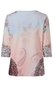 Baumwoll-Shirt, Rückansicht, 3/4 Ärmel, Farbverlauf von Hellblau zu Rosa, florale Muster und Mandala-Elemente in Schwarz und Hellrosa über den gesamten Rücken und Ärmel verteilt