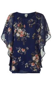 Dunkelblaue Viskose-Bluse mit floralem Muster in Rosa, Weiß und Braun, rundem Ausschnitt, kurzen weiten Flügelärmeln, leicht transparent, leichte, lockere Passform.