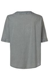 Rückansicht einer grauen Baumwoll-Bluse mit kurzen Ärmeln und kontrastierendem, gemustertem Kragen sowie Ärmelsäumen, aus glattem Stoff, gerade geschnitten.