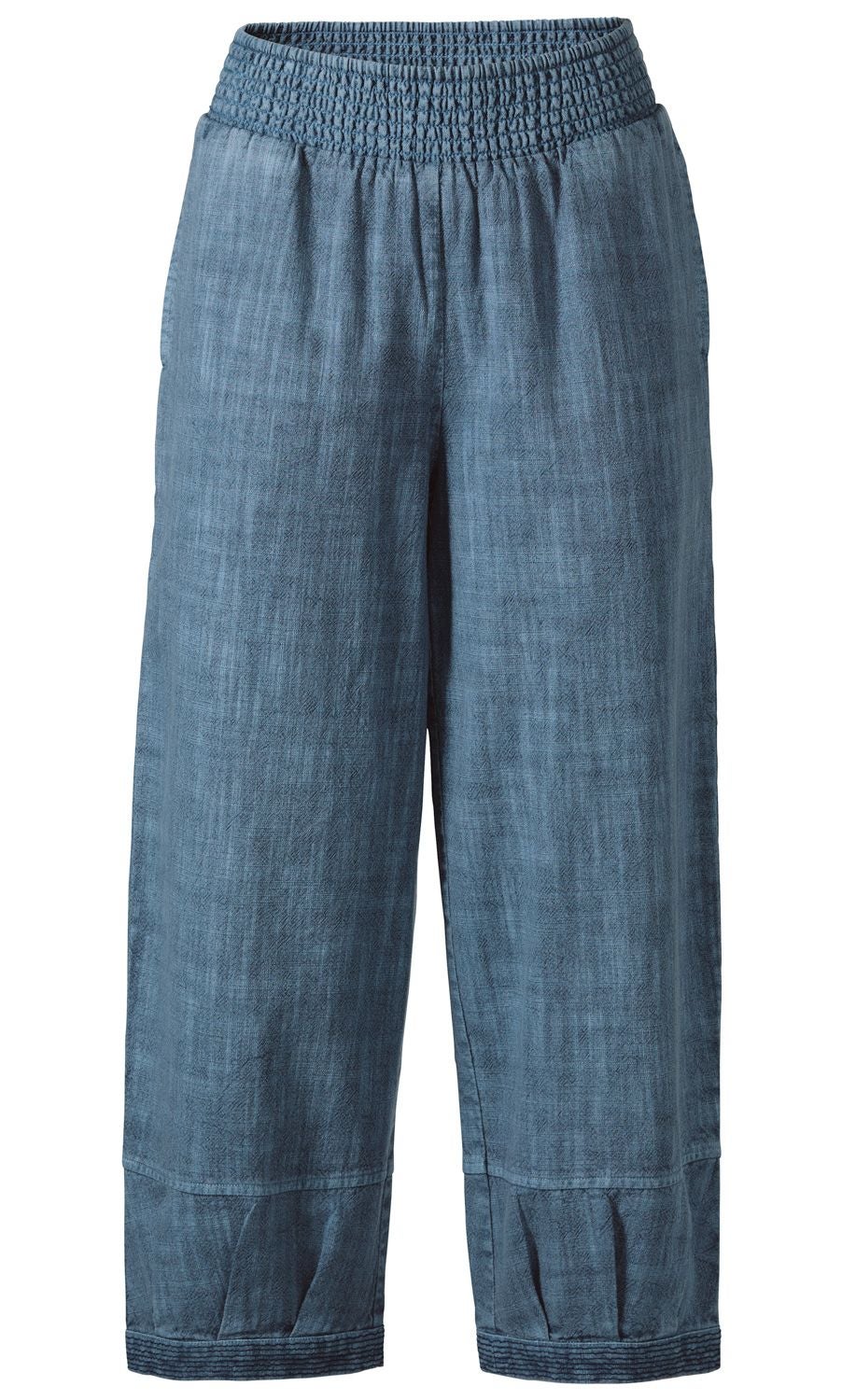 blaue Baumwoll-Hose mit elastischem Bund, weiter Beinverlauf, dezenter Karomusterstruktur und Raffungen am Saum
