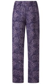 Viskose-Hose in dunklem Lila mit elastischem Bund, gerade geschnitten, mit floralem Muster in helleren Lilatönen, locker fallend, leicht glänzender Stoff, ohne sichtbare Taschen oder Verzierungen.