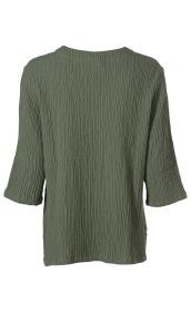 Baumwoll-Bluse in Olivgrün mit strukturierter, leicht gekräuselter Oberfläche, halblangen Ärmeln und rundem Ausschnitt, Rückenansicht.