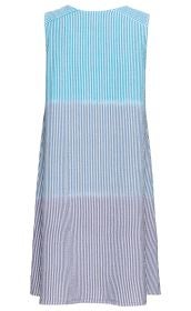 Baumwoll-Kleid in ärmellosem Design, mit vertikalen Streifen in Türkis, Hellblau und Dunkelblau, Rückenansicht, knielang, leichter Stoff, A-Linien-Schnitt