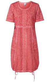 rosafarbenes Baumwoll-Kleid mit kurzen Ärmeln, Rundhalsausschnitt, aufgesetzten Taschen, floralen Prägungen am oberen Teil und Saum mit Kordelzug zum Verstellen