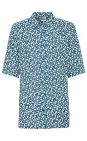 Viskose-Bluse mit kurzem Arm, türkisem Grund und weißem Blumenmuster, durchgehende Knopfleiste mit türkisen Knöpfen, spitzem Kragen, lockerer Schnitt