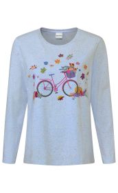 Hellblaues Langarmshirt mit bunten Fäden, darauf ein pinkes Fahrrad mit grünem Reifen, Korb mit Katze und Blumen sowie farbenfrohe Herbstblätter und Kürbisse rundherum