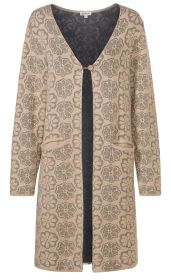 Baumwoll-Mix-Jacke beige mit floralem Muster, V-Ausschnitt, langärmlig, offener Schnitt mit einem Knopf vorne, zwei kleine Taschen, Innenfutter dunkelgrau, knielang, leichte Strickjacke